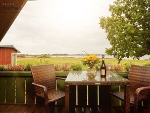 Outdoor dining - Apartment 3 in the Zeesboothaus- balcony, view, sauna - Apartment 3 in the Zeesboothaus (Middelhagen)
