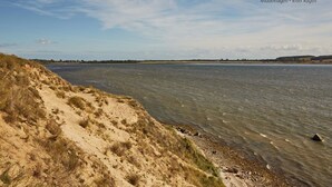 A riverbank with sand dunes and a clear sky. - Apartment 3 in the Zeesboothaus- balcony, view, sauna - Apartment 3 in the Zeesboothaus (Middelhagen)