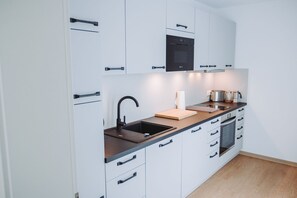 Geladeira, micro-ondas, fogão, cooktop