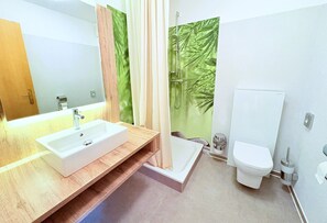 Shower, hair dryer - Apartment 8 in Haus Hühnergott - great for small families - Holiday apartment 8 - (Sellin)