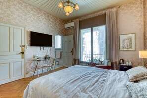 Escritorio, wifi y ropa de cama 