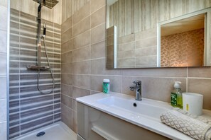 Douche, articles de toilette gratuits, sèche-cheveux
