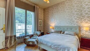 Een bureau, wifi, beddengoed