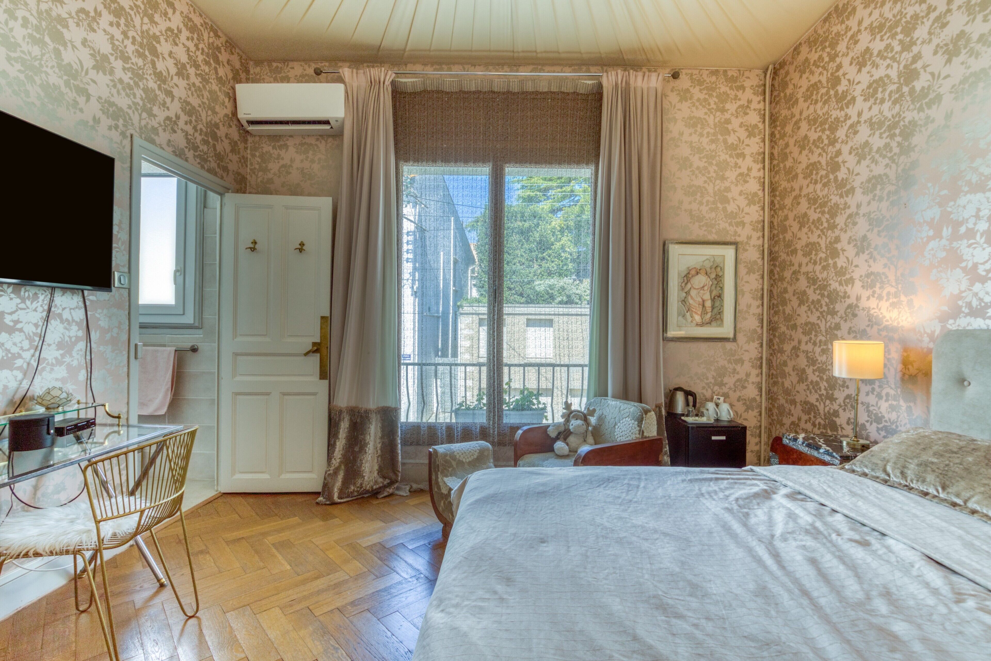 Desk, WiFi, bed sheets