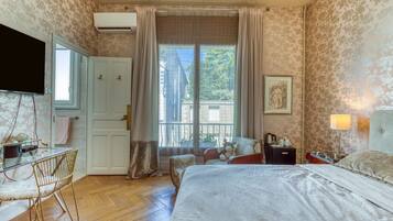 Desk, WiFi, bed sheets