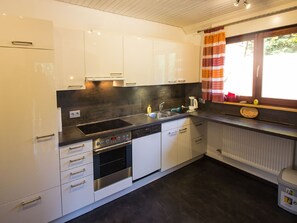 Fridge, oven, stovetop, coffee/tea maker - Holiday Apartment 'Am Hauskopf' with Shared Garden and Wi-Fi (Oppenau-Lierbach)