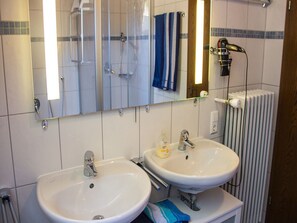 Shower, towels - Holiday Apartment 'Am Hauskopf' with Shared Garden and Wi-Fi (Oppenau-Lierbach)