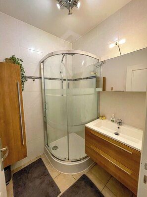 Douche, sèche-cheveux, serviettes fournies, papier toilette