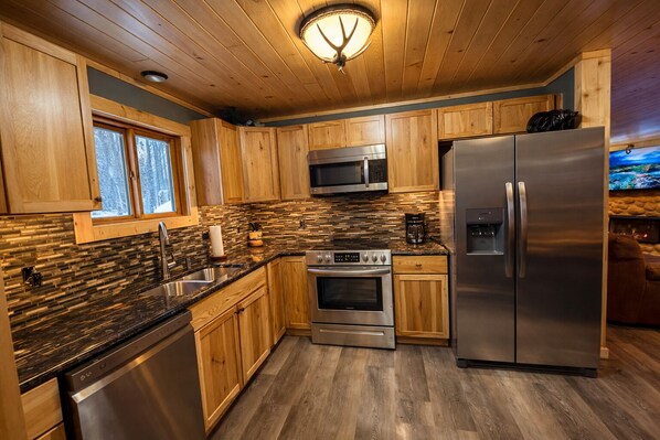 Fridge, microwave, oven, stovetop - Cabin Fever! Outdoor Hot Tub Snowmobile Trails Ski SxS Trails Lakes (Gaylord)