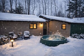 Outdoor spa tub - Cabin Fever! Outdoor Hot Tub Snowmobile Trails Ski SxS Trails Pools Lakes (Gaylord)