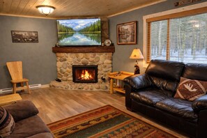 Smart TV - Cabin Fever! Outdoor Hot Tub Snowmobile Trails Ski SxS Trails Pools Lakes (Gaylord)