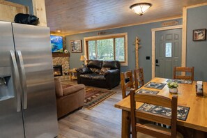 Interior - Cabin Fever! Outdoor Hot Tub Snowmobile Trails Ski SxS Trails Pools Lakes (Gaylord)