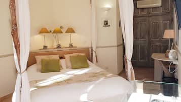 Een strijkplank/strijkijzer, wifi, beddengoed