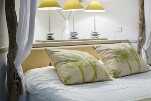 Iron/ironing board, WiFi, bed sheets - Agapanthe Guest Room with Sea View, Wi-Fi & Air Conditioning (Tourrettes-sur-Loup)