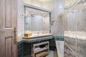 Douche, sèche-cheveux, serviettes fournies