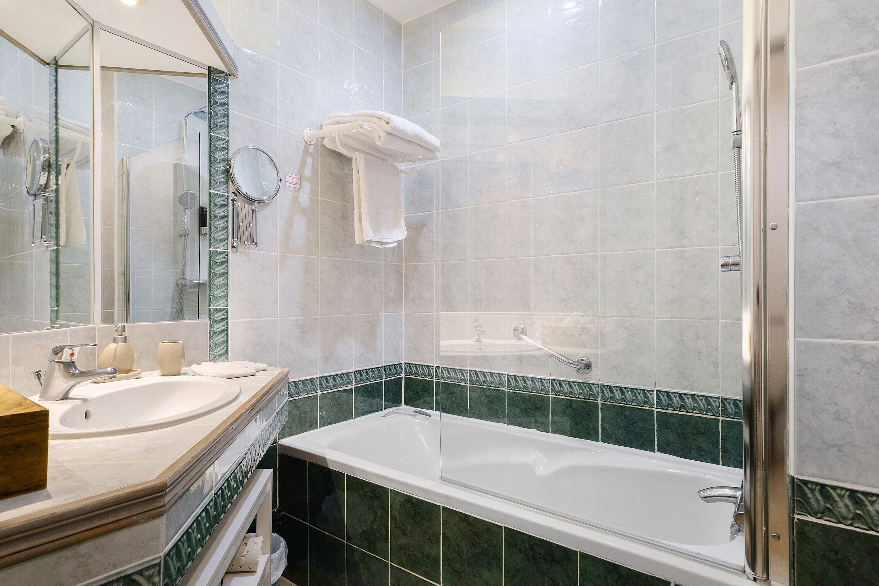 淋浴设施、吹风机、毛巾