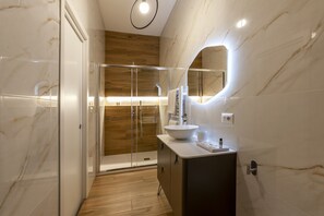 Deluxe tweepersoonskamer, balkon, uitzicht op zee | Badkamer | Een douche, gratis toiletartikelen, een haardroger, een bidet