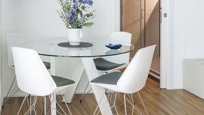 Studio Superior, balkon, pemandangan laut | Area keluarga | Smart TV 45-inci dengan saluran TV digital dan Netflix