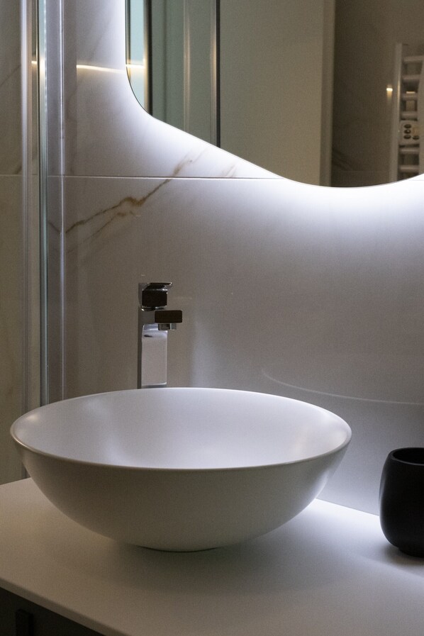 Classic Double Room, Sea View | Bathroom - Casa Mare Beachfront Luxury Suites (SALERNO)