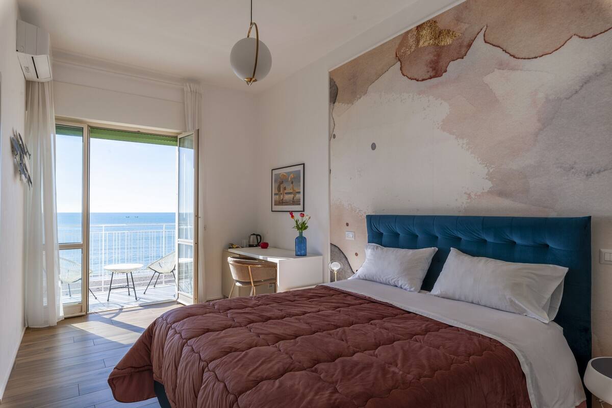 Habitación Deluxe doble, balcón, vistas al mar | Edredones de plumas, colchones viscoelásticos, caja fuerte