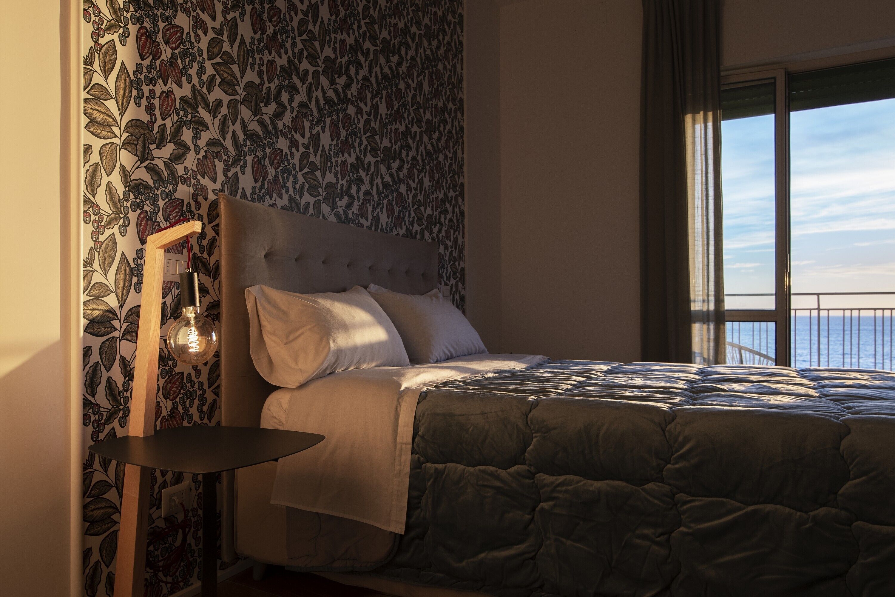 Estúdio superior, sacada, vista para o mar | Cofres nos quartos, cortinas blackout, ferros/tábuas de passar roupa