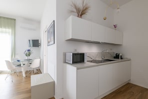 Estudio superior, balcón, vista al mar | Cocina privada | Cafetera y tetera, tetera eléctrica y congelador 