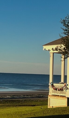 Nær stranden og strandhåndklær