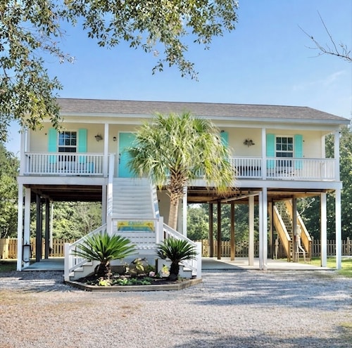 Tranquil waterfront 3-bedroom, 2 Bath house located in lovely Pass Christian