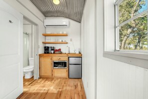 Kühlschrank, Mikrowelle, Wasserkocher mit Kaffee-/Teezubehör