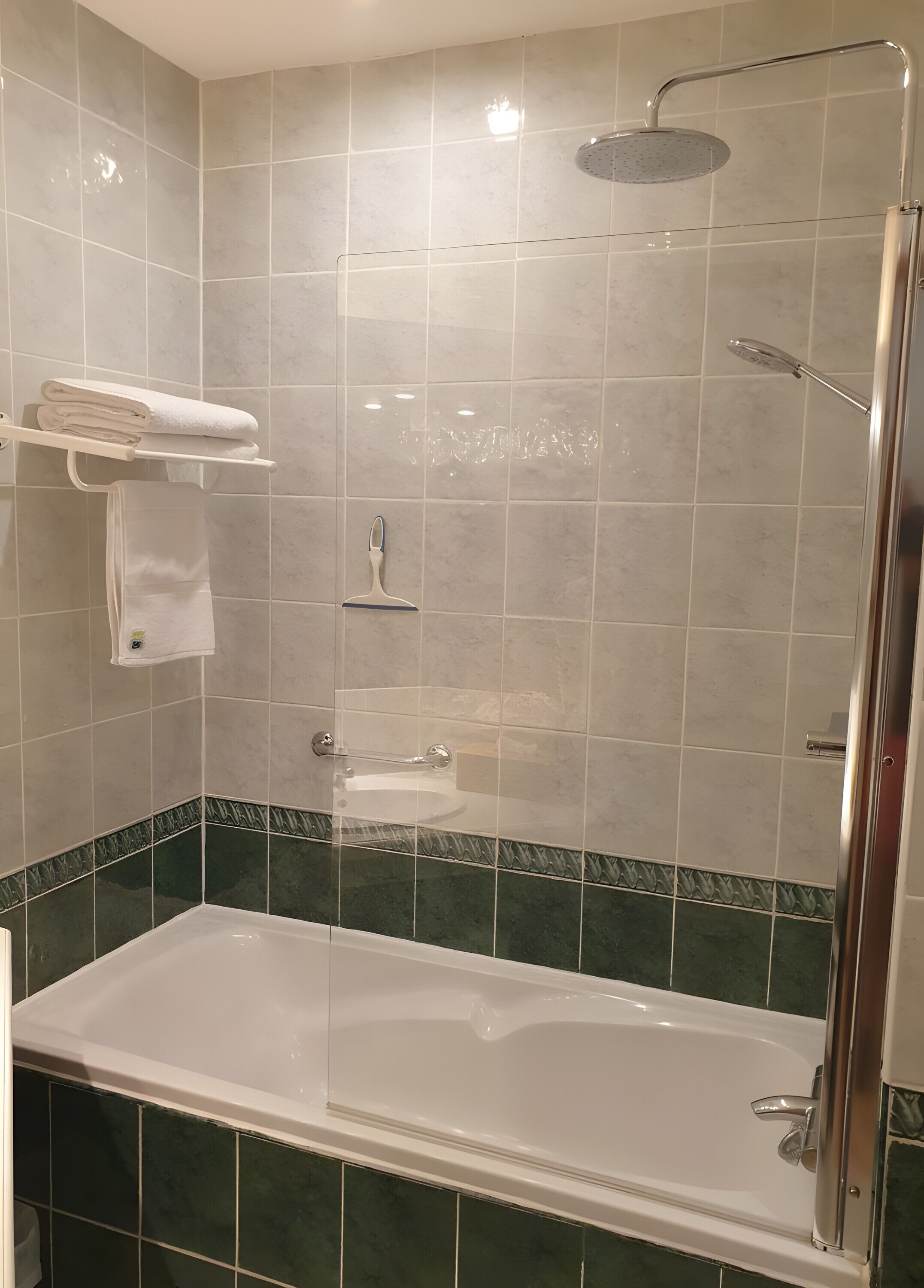 Een douche, een haardroger, handdoeken