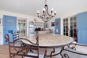 Dining - Capucine Guest Room with Sea View, Wi-Fi, and Air Conditioning (Tourrettes-sur-Loup)