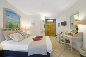 Iron/ironing board, WiFi, bed sheets - Capucine Guest Room with Sea View, Wi-Fi, and Air Conditioning (Tourrettes-sur-Loup)
