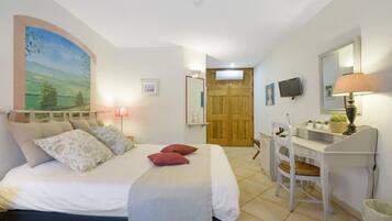 Silitysrauta/-lauta, Wi-Fi, vuodevaatteet