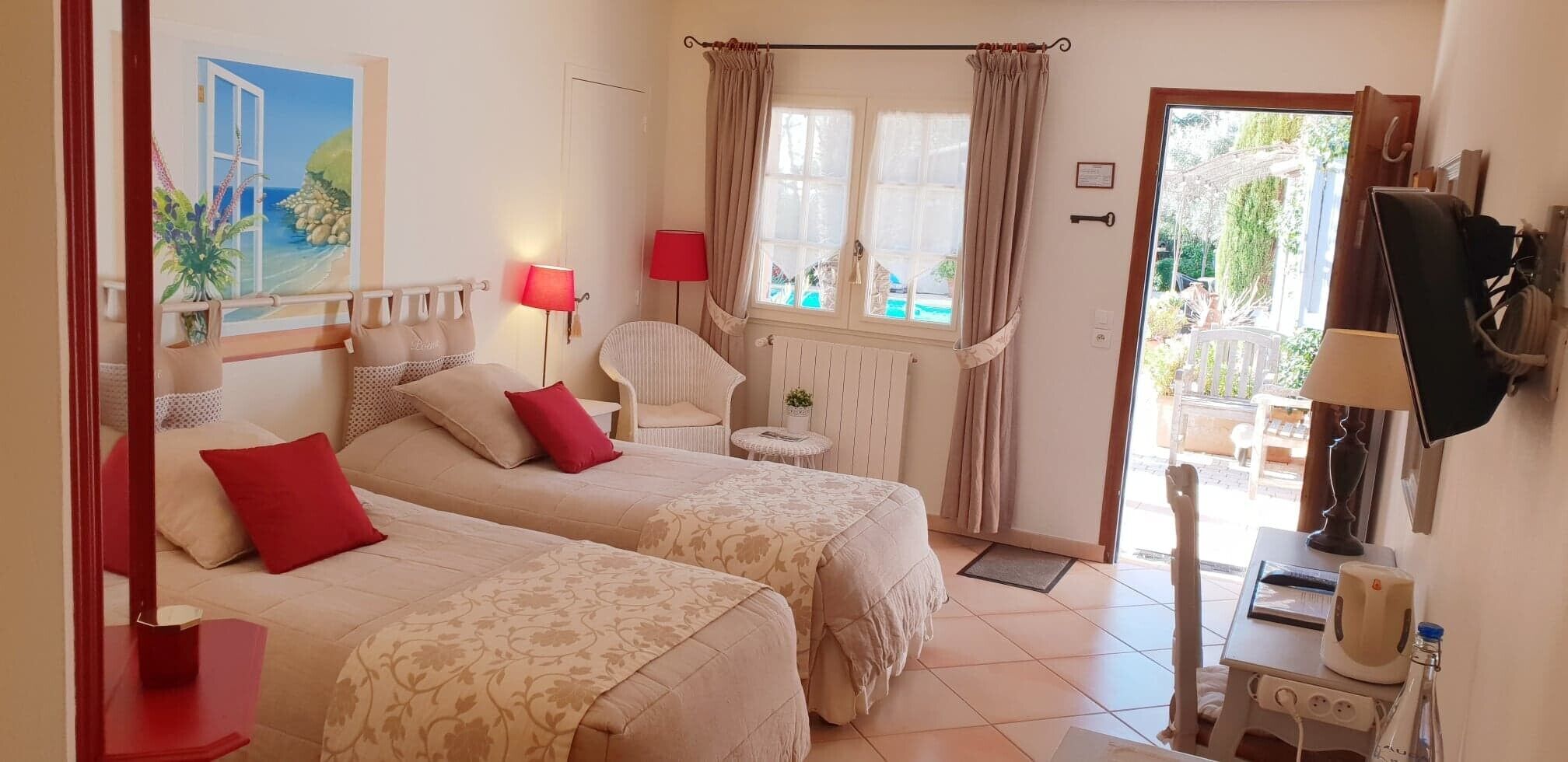 Een strijkplank/strijkijzer, wifi, beddengoed