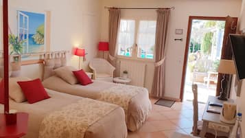 Een strijkplank/strijkijzer, wifi, beddengoed