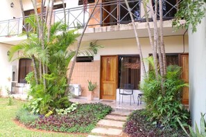 Exterior - De la Mora Hostal (Fernando de la Mora)