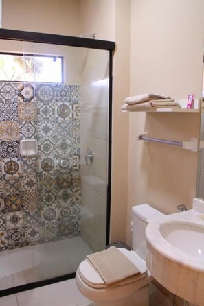 Bathroom - De la Mora Hostal (Fernando de la Mora)