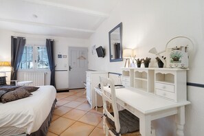 1 bedroom, iron/ironing board, WiFi, bed sheets - Lavender Guest Room with Sea View, Wi-Fi, and Air Conditioning (Tourrettes-sur-Loup)