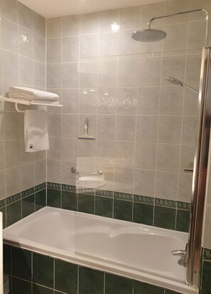 Bathroom - Lavender Guest Room with Sea View, Wi-Fi, and Air Conditioning (Tourrettes-sur-Loup)