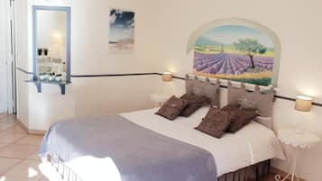 Een strijkplank/strijkijzer, wifi, beddengoed