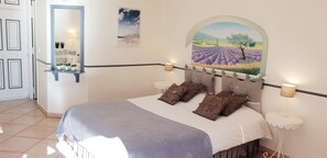 Room - Lavender Guest Room with Sea View, Wi-Fi, and Air Conditioning (Tourrettes-sur-Loup)