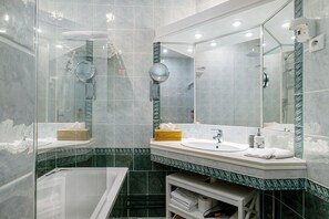 Dusche, Haartrockner, Handtücher