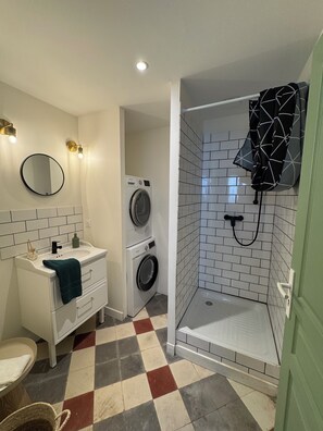 Douche, sèche-cheveux, serviettes fournies, papier toilette
