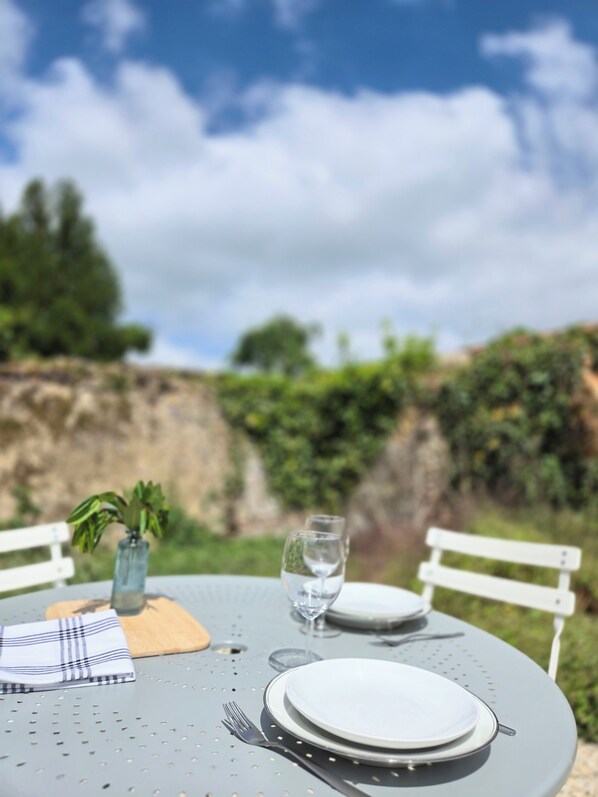 Outdoor dining - La Maison 20 - gîte for 15 people (Courgenay)