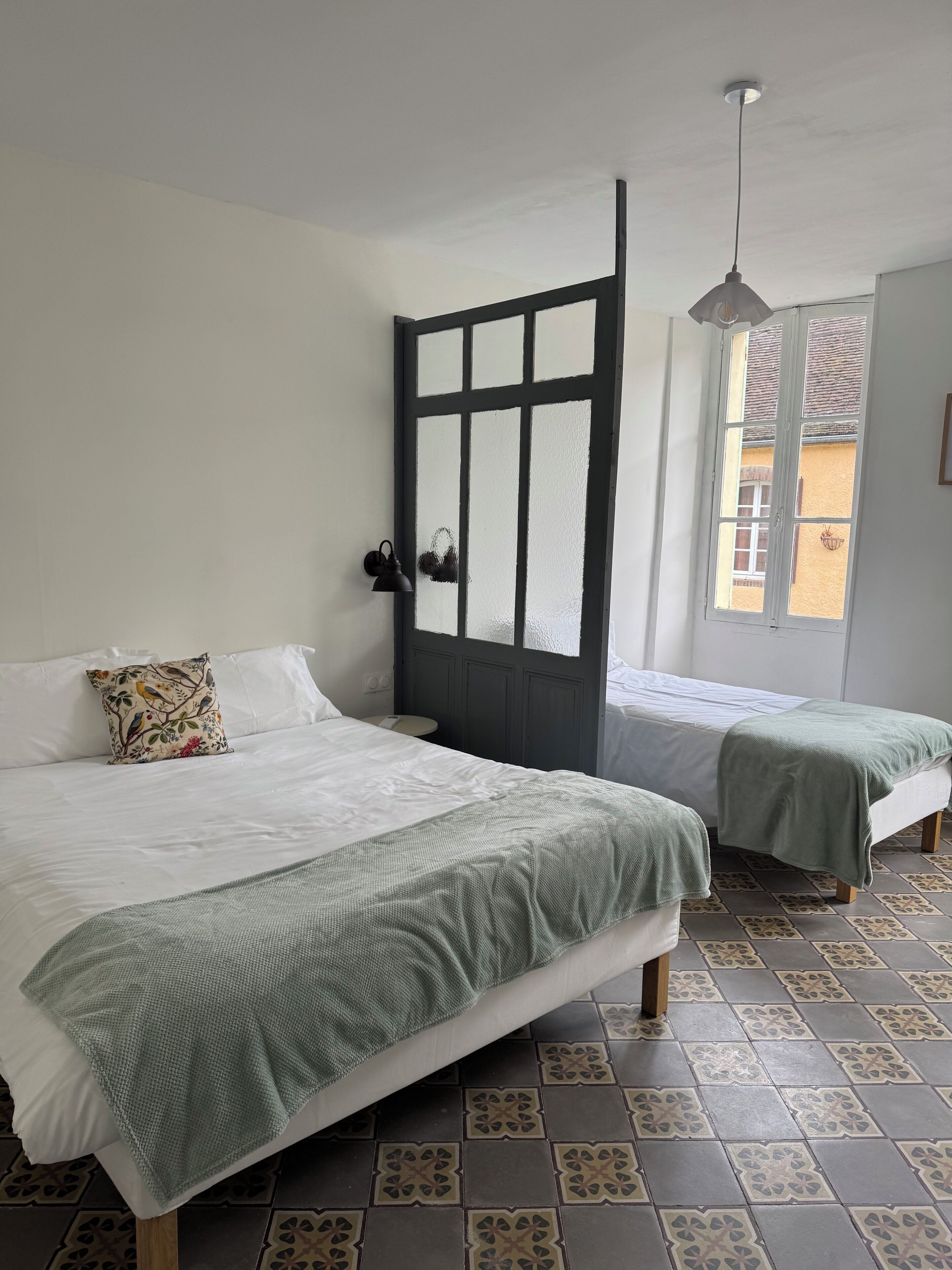 Iron/ironing board, internet, bed sheets