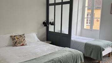 Iron/ironing board, internet, bed sheets