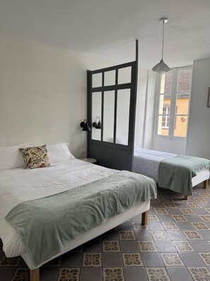 Iron/ironing board, internet, bed sheets - La Maison 20 - gîte for 15 people (Courgenay)