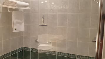 Een douche, een haardroger, handdoeken