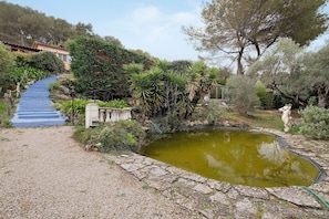 Property grounds - Guest Room 'Olive' with Shared Pool, Wi-Fi, and Air Conditioning (Tourrettes-sur-Loup)