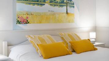 Silitysrauta/-lauta, Wi-Fi, vuodevaatteet